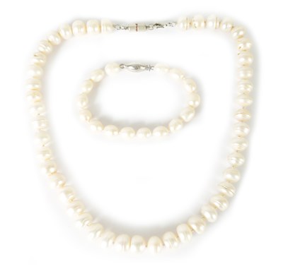 Lot 432 - A FRESHWATER PEARL NECKLACE AND BRACELET SET