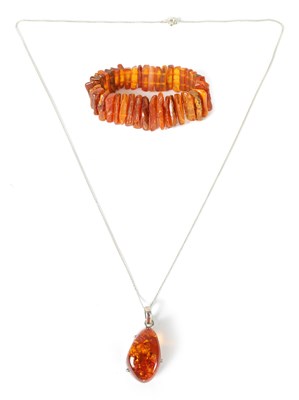 Lot 426 - A LARGE SILVER MOUNTED AMBER PENDENT AND BRACELET
