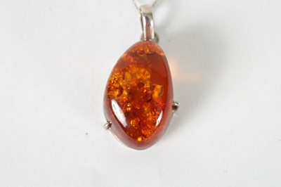 Lot 426 - A LARGE SILVER MOUNTED AMBER PENDENT AND BRACELET