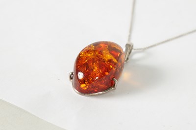 Lot 426 - A LARGE SILVER MOUNTED AMBER PENDENT AND BRACELET