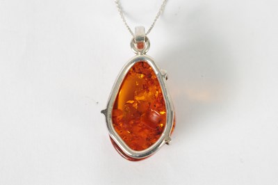 Lot 426 - A LARGE SILVER MOUNTED AMBER PENDENT AND BRACELET