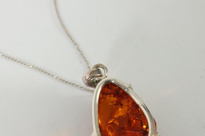 Lot 426 - A LARGE SILVER MOUNTED AMBER PENDENT AND BRACELET