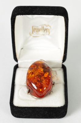Lot 426 - A LARGE SILVER MOUNTED AMBER PENDENT AND BRACELET