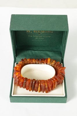 Lot 426 - A LARGE SILVER MOUNTED AMBER PENDENT AND BRACELET