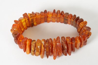 Lot 426 - A LARGE SILVER MOUNTED AMBER PENDENT AND BRACELET