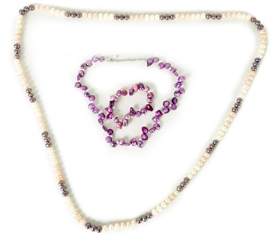 Lot 429 - A PURPLE FRESHWATER PEARL SET TOGETHER WITH A LONG SET OF TRI-COLOUR FRESHWATER PEARLS