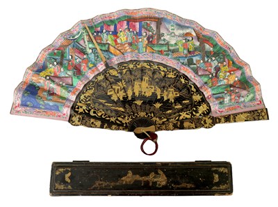 Lot 332 - A LATE 19TH CENTURY CHINESE BLACK LACQUER AND GILT CHINOISERIE DECORATED FAN