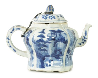 Lot 293 - AN 18TH CENTURY CHINESE BLUE AND WHITE SMALL TEAPOT