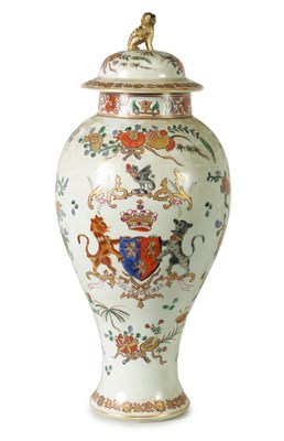 Lot 176 - AN EARLY 20TH CENTURY SAMSON ARMORIAL LIDDED VASE