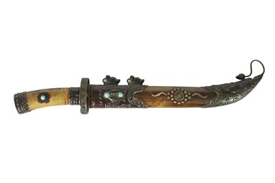 Lot 373 - A 19TH CENTURY MONGOLIAN DAGGER