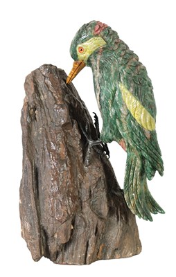 Lot 835 - AN UNUSUAL 20TH CENTURY CARVED PRECIOUS STONE SCULPTURE OF A KINGFISHER