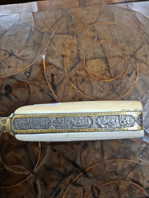 Lot 611 - A FINE LATE 18TH/EARLY 19TH CENTURY MUGHAL MARINE IVORY - HILTED GOLD INLAID PESH KABZ DAGGER