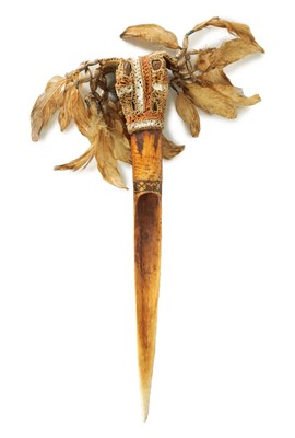 Lot 619 - A LATE 19TH/EARLY 20TH CENTURY CASSOWARY SHIN BONE DAGGER