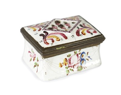 Lot 402 - AN 18TH CENTURY FRENCH ENAMEL PATCH BOX