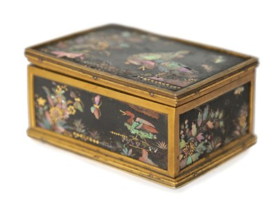 Lot 441 - AN EARLY 19TH CENTURY FRENCH GILT METAL, TORTOISESHELL AND GOLD HIGH-LIGHTED MOTHER OF PEARL SNUFF BOX