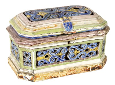 Lot 99 - A 17TH/18TH CENTURY POLYCHROME CONTINENTAL MAJOLICA CASKET AND COVER