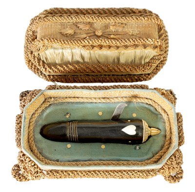 Lot 815 - A 19TH CENTURY FRENCH PRISONERS OF WAR STRAW WORK BOX CONTAINING A CARVED HORN AND BONE SNUFF BOTTLE