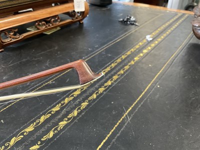 Lot 716 - A FRENCH GOLD MOUNTED VIOLIN BOW SIGNED CLAUDE THOMASSIN PARIS