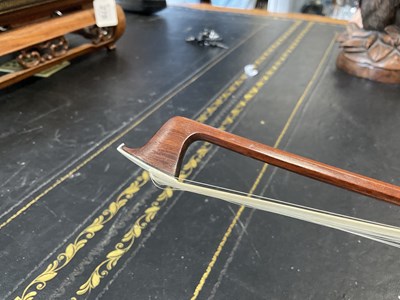 Lot 716 - A FRENCH GOLD MOUNTED VIOLIN BOW SIGNED CLAUDE THOMASSIN PARIS