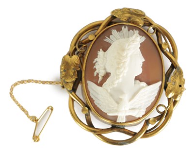 Lot 191 - A 19TH CENTURY CARVED CAMEO AND GOLD METAL BROOCH