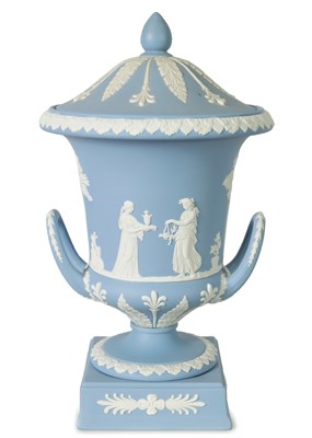 Lot 67 - A WEDGWOOD MEDIUM BLUE JASPER WARE TWO-HANDLED URN SHAPED VASE AND COVER ON PEDESTAL BASE