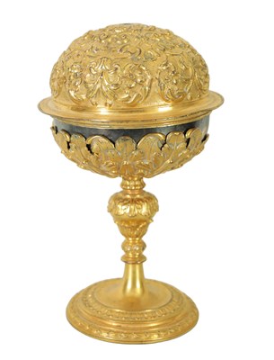 Lot 960 - AN 18TH CENTURY ITALIAN GILT METAL CIBORIUM