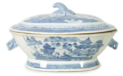 Lot 373 - AN 18TH CENTURY CHINESE NANKING BLUE AND WHITE TUREEN AND COVER