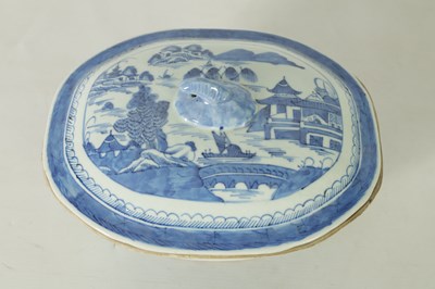 Lot 373 - AN 18TH CENTURY CHINESE NANKING BLUE AND WHITE TUREEN AND COVER