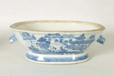 Lot 373 - AN 18TH CENTURY CHINESE NANKING BLUE AND WHITE TUREEN AND COVER