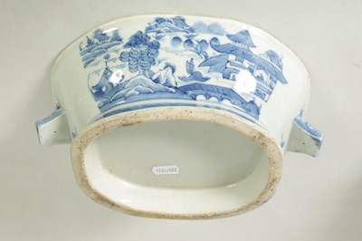 Lot 373 - AN 18TH CENTURY CHINESE NANKING BLUE AND WHITE TUREEN AND COVER