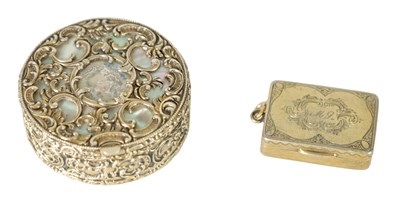 Lot 510 - A SILVER AND MOTHER-OF-PEARL PATCH BOX AND SILVER VINAIGRETTE