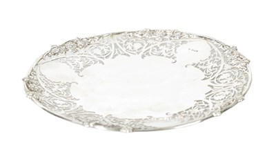 Lot 524 - A 20TH CENTURY SILVER SALVER