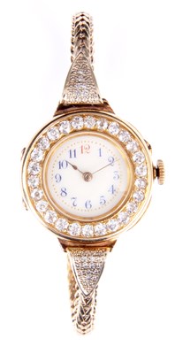 Lot 80 - A LADIES 18ct GOLD AND DIAMOND BEZEL...