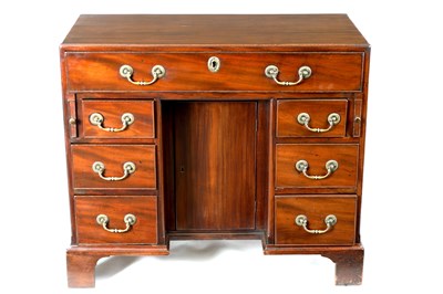 Lot 941 - A GEORGE III MAHOGANY KNEEHOLE DESK