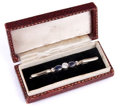 Lot 82 - AN 18ct WHITE GOLD SAPPHIRE AND DIAMOND BAR...