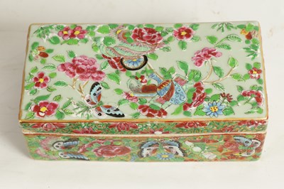 Lot 140 - AN 18TH-CENTURY FAMILLE ROSE CHINESE LIDDED TRAY