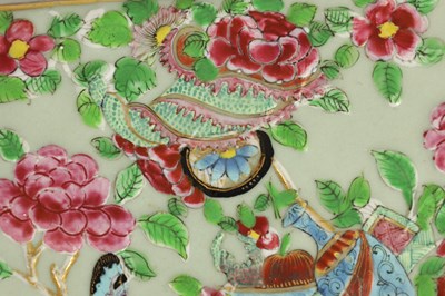 Lot 140 - AN 18TH-CENTURY FAMILLE ROSE CHINESE LIDDED TRAY