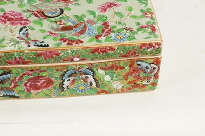 Lot 140 - AN 18TH-CENTURY FAMILLE ROSE CHINESE LIDDED TRAY