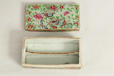 Lot 140 - AN 18TH-CENTURY FAMILLE ROSE CHINESE LIDDED TRAY
