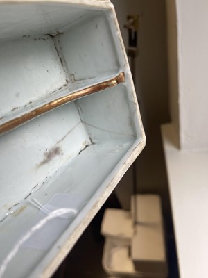 Lot 140 - AN 18TH-CENTURY FAMILLE ROSE CHINESE LIDDED TRAY