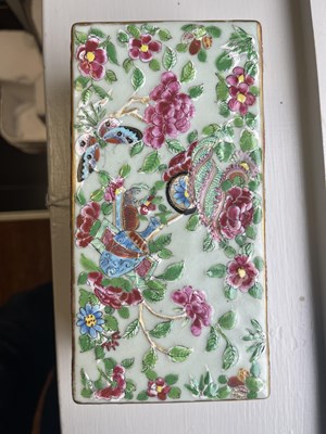 Lot 140 - AN 18TH-CENTURY FAMILLE ROSE CHINESE LIDDED TRAY