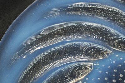 Lot 15 - A FRENCH RENE LALIQUE ‘POISSONS’ OPALESCENT GLASS COUPE PLATE