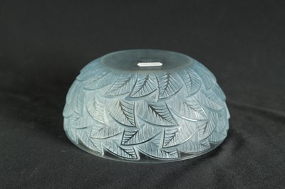 Lot 4 - R. LALIQUE, AN OPALESCENT AND BLUE STAINED ‘ORMEAUX’ GLASS  BOWL