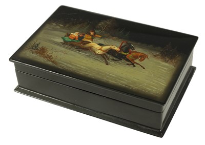 Lot 918 - AN EARLY 20TH CENTURY RUSSIAN PAINTED LACQUERWORK BOX