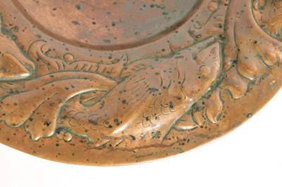 Lot 564 - AN ARTS AND CRAFTS NEWLYN SCHOOL STYLE COPPER CHARGER