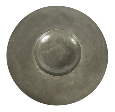 Lot 523 - AN 18TH CENTURY PEWTER CHARGER