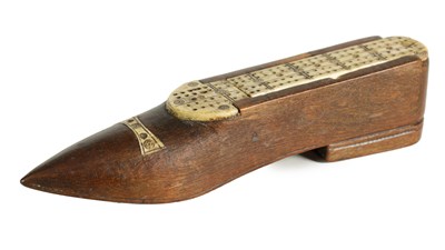 Lot 891 - A 19TH CENTURY NAPOLEONIC PRISONER OF WAR DOMINO BOX AND CRIBBAGE BOARD WOODEN SHOE SET