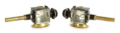 Lot 535 - A PAIR OF 19TH CENTURY BRASS AND BLACK PAINTED CARRIAGE LAMPS