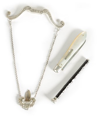 Lot 194 - A 19TH CENTURY SILVER AND EBONISED RETRACTABLE PENCIL WITH INLAID PIQUEWORK DECORATION