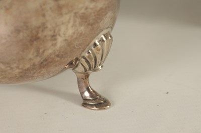 Lot 354 - A GEORGE V LARGE SILVER SAUCE BOAT